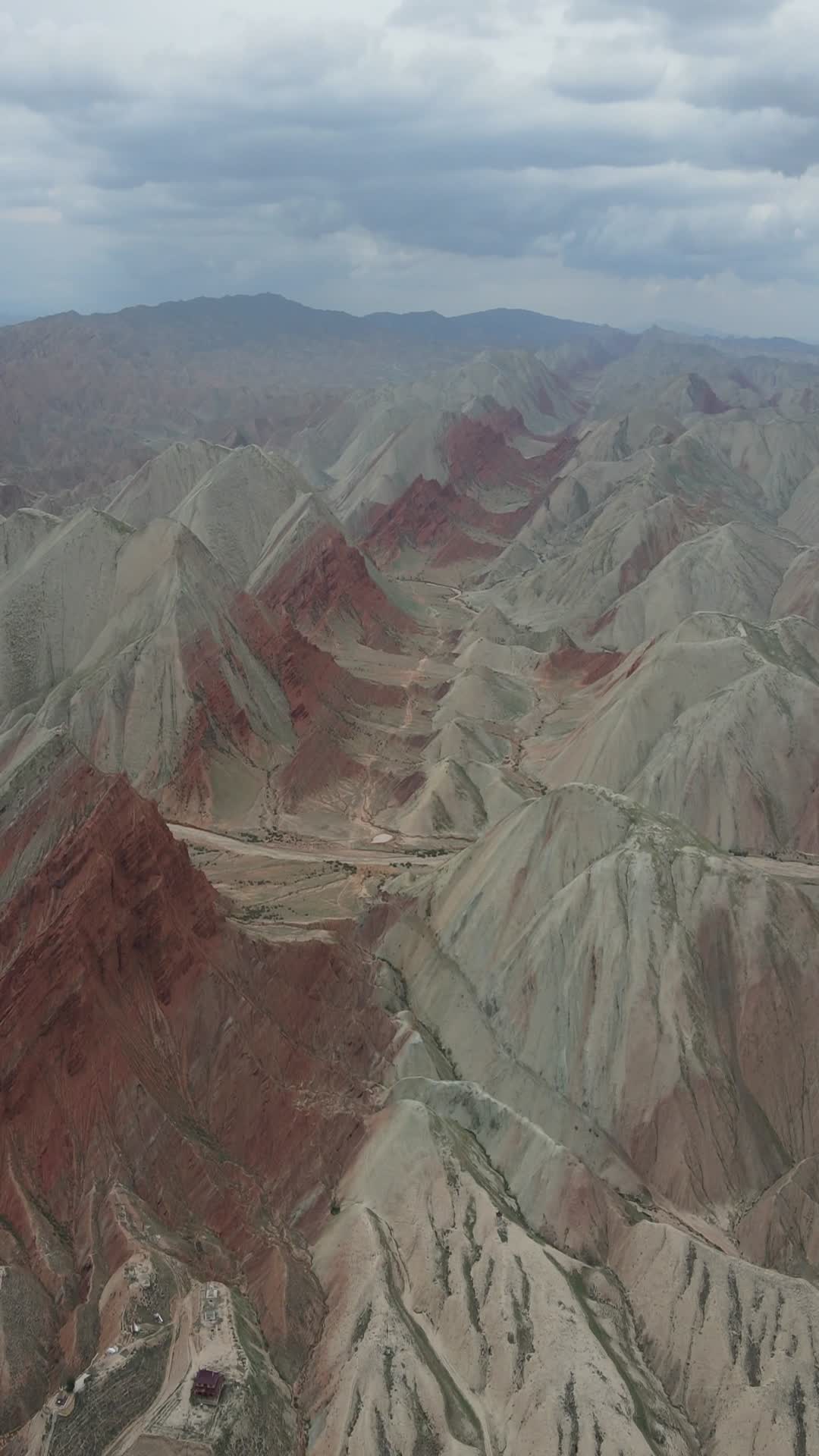 新疆南山牧场自然风光4k航拍竖拍视频的预览图