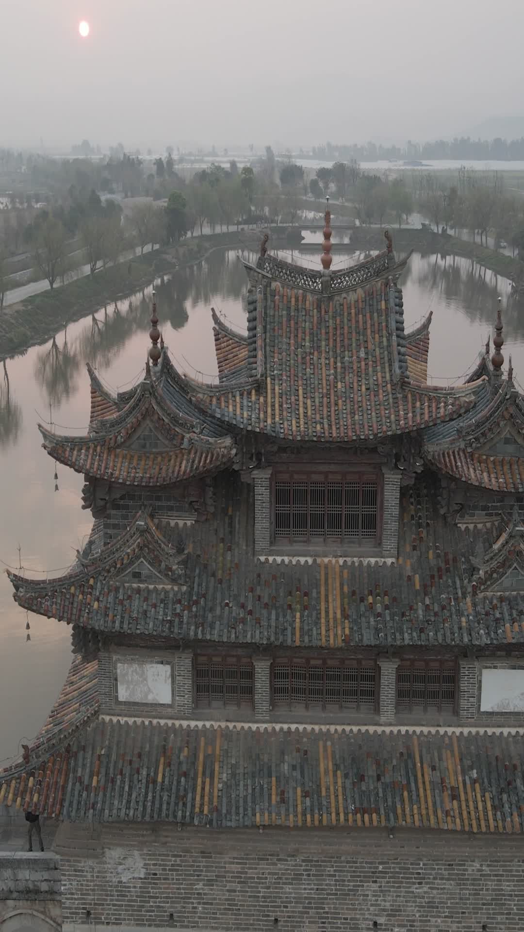 云南建水双龙桥日出4k航拍竖拍视频的预览图