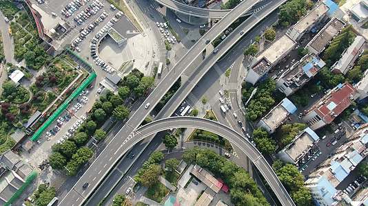 俯拍城市十字交叉路口车流视频的预览图