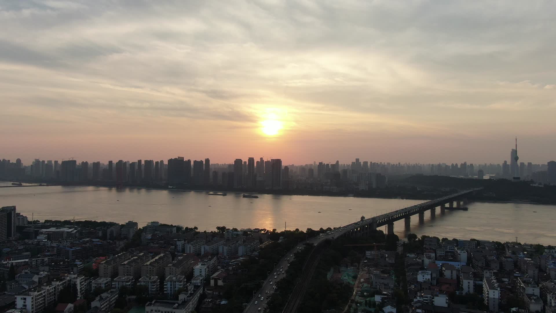 航拍湖北武汉长江大桥日落晚霞夕阳西下视频的预览图