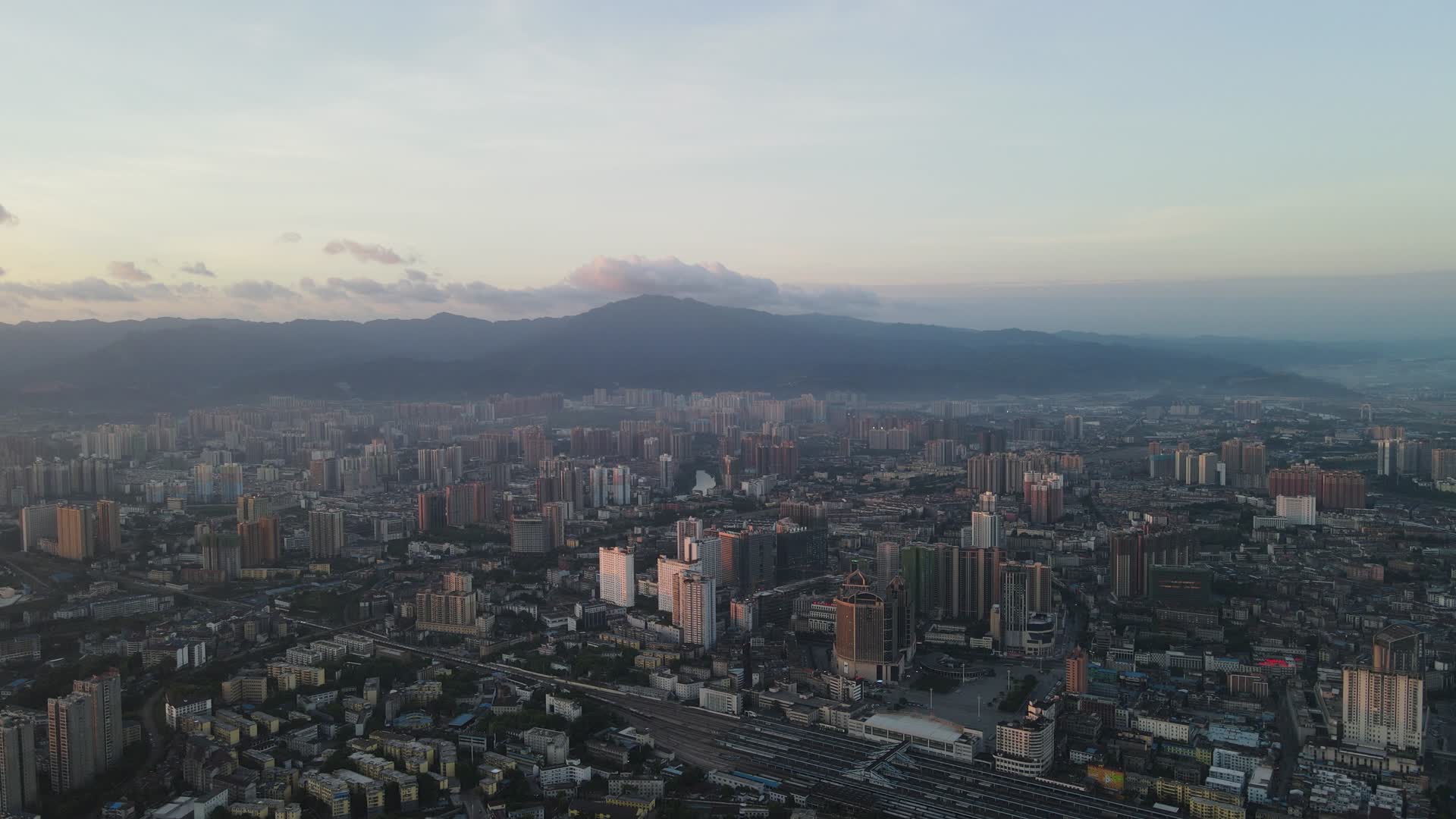 航拍城市清晨迷雾朦胧视频的预览图