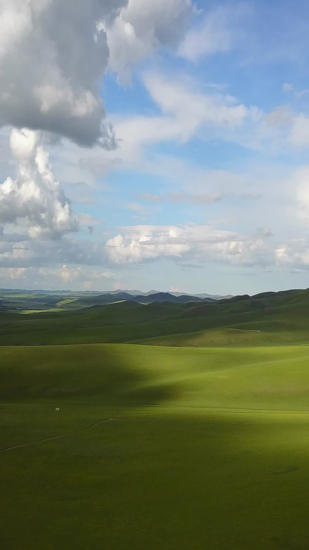 内蒙古草原自然风光4k航拍竖拍视频的预览图