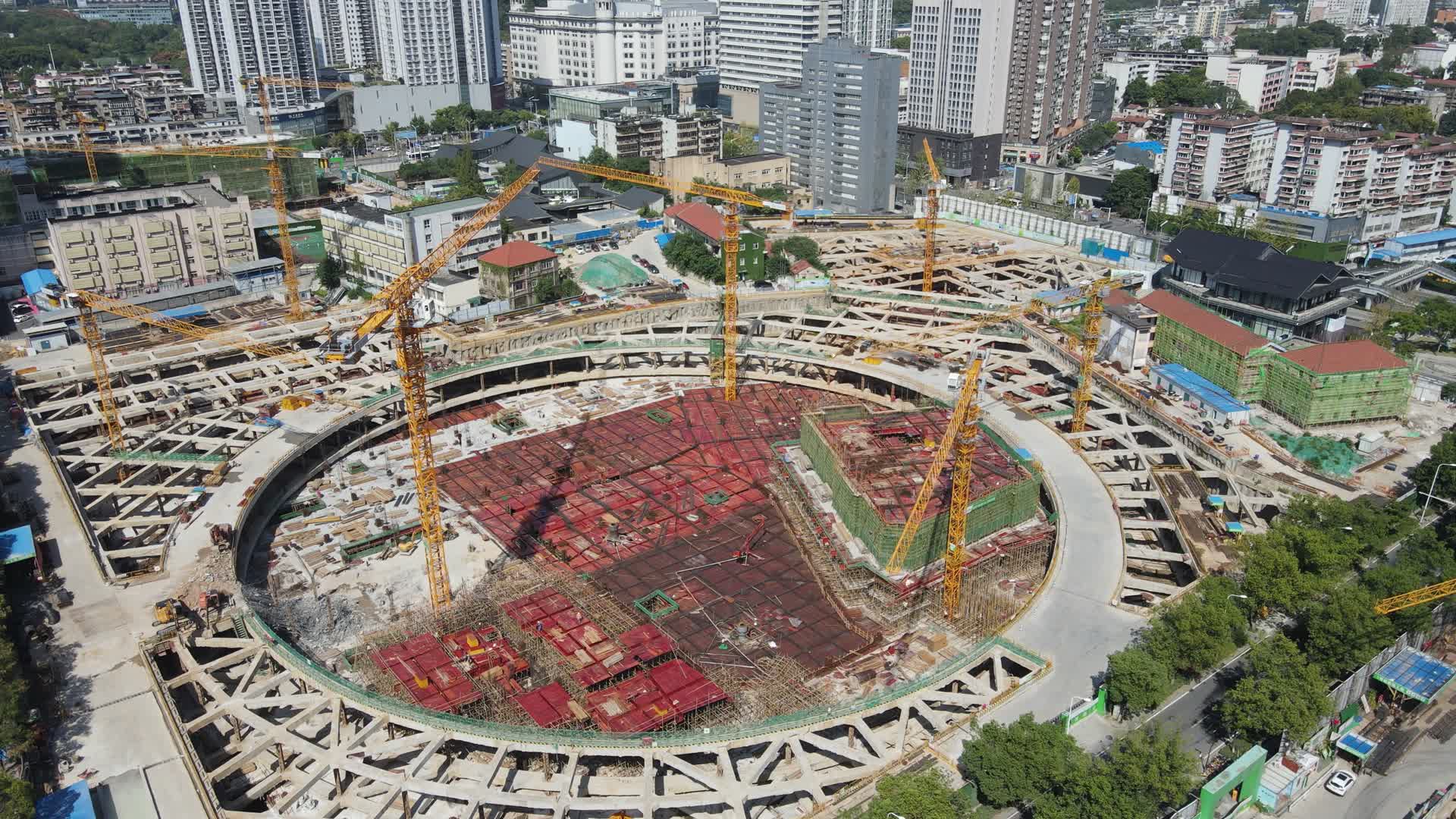 城市大型综合体商务大楼施工现场航拍视频的预览图