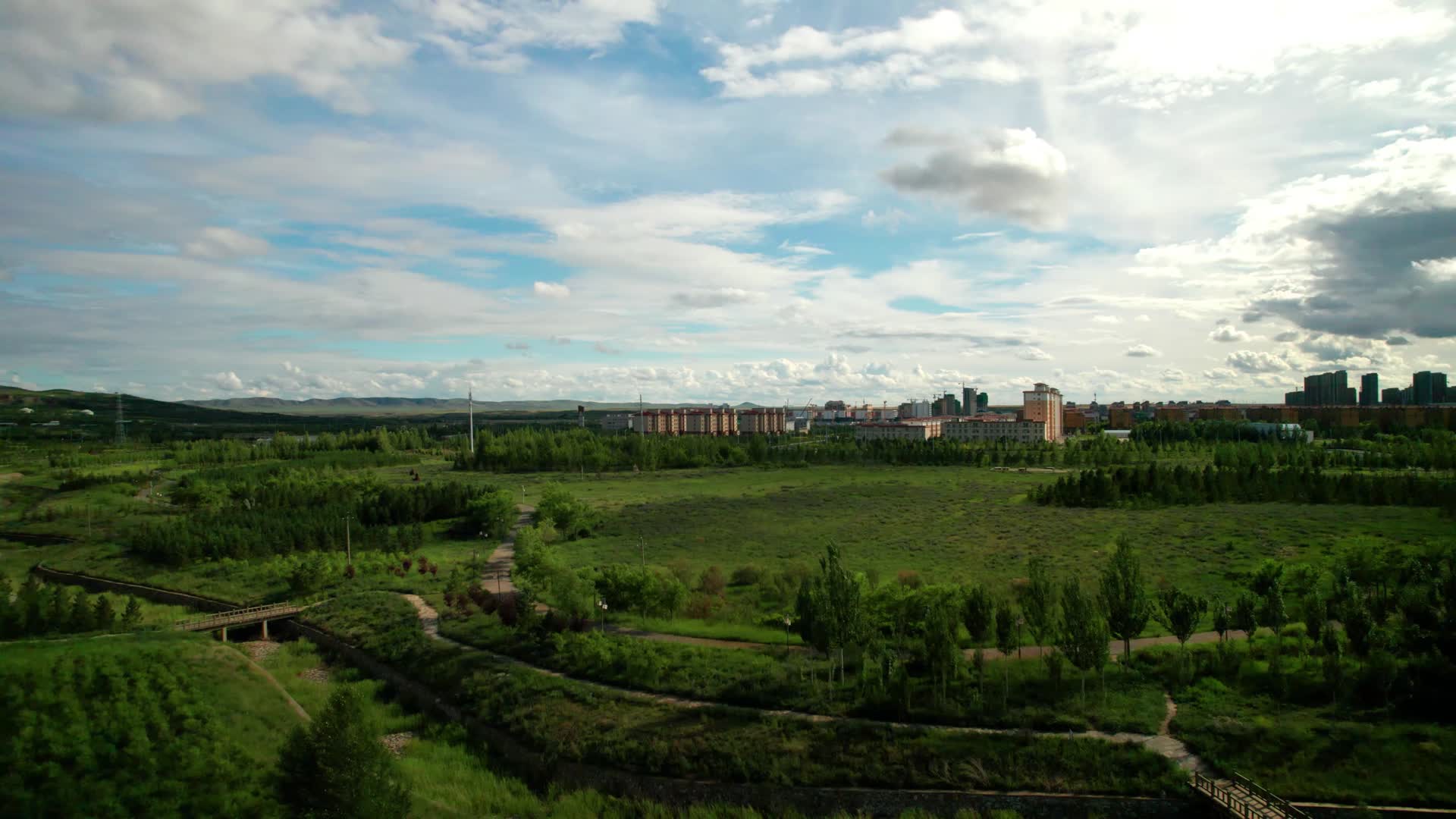 内蒙古蓝天下绿树成荫的城市午后5k超高清航拍视频视频的预览图