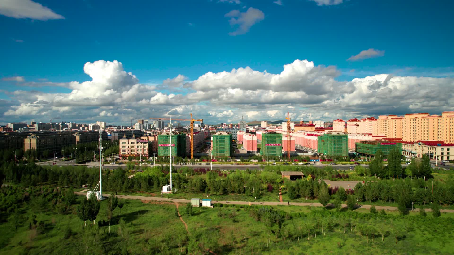 内蒙古蓝天下绿树成荫的城市午后5k超高清航拍视频视频的预览图