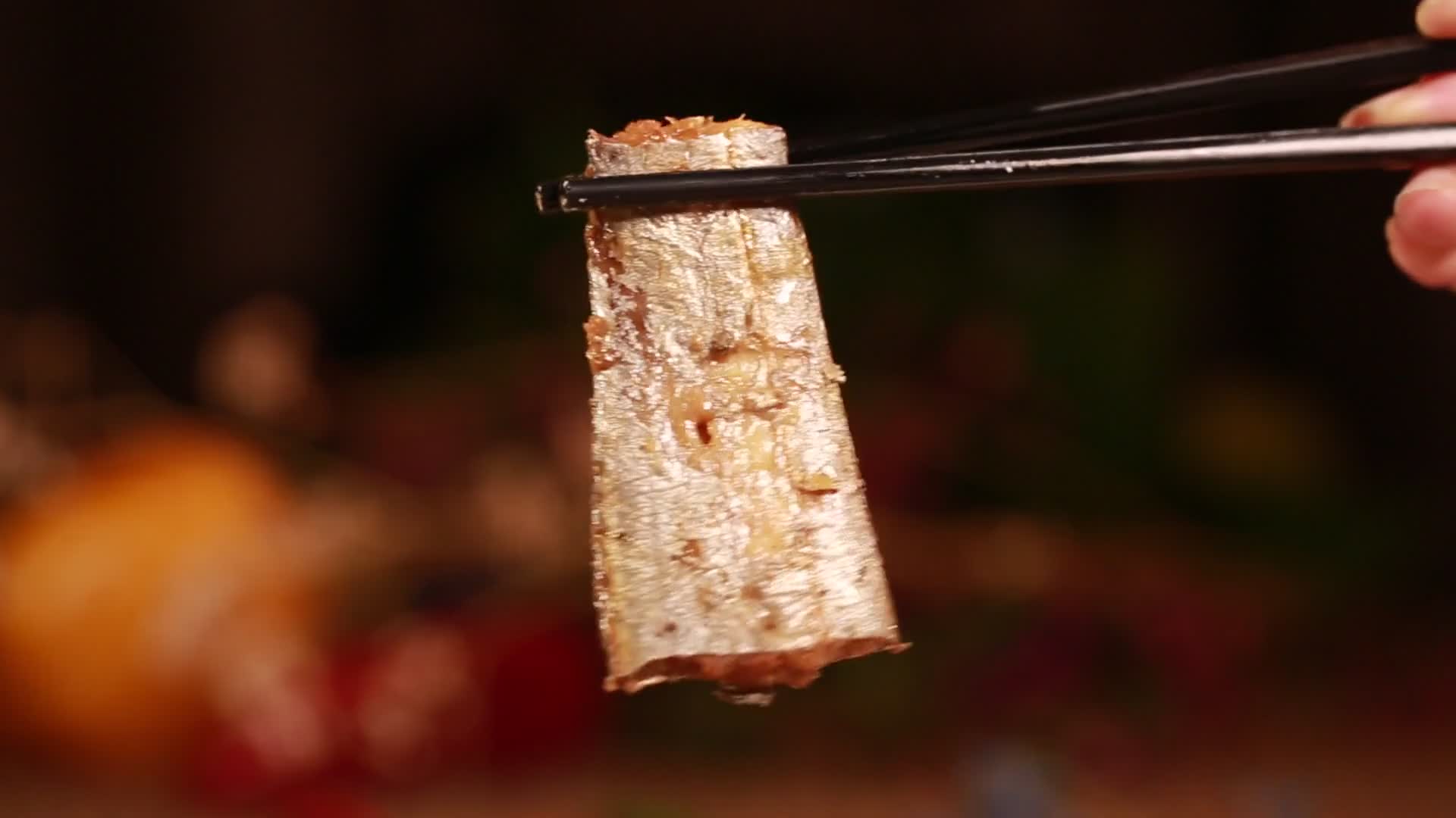 夹起一筷子带鱼视频的预览图
