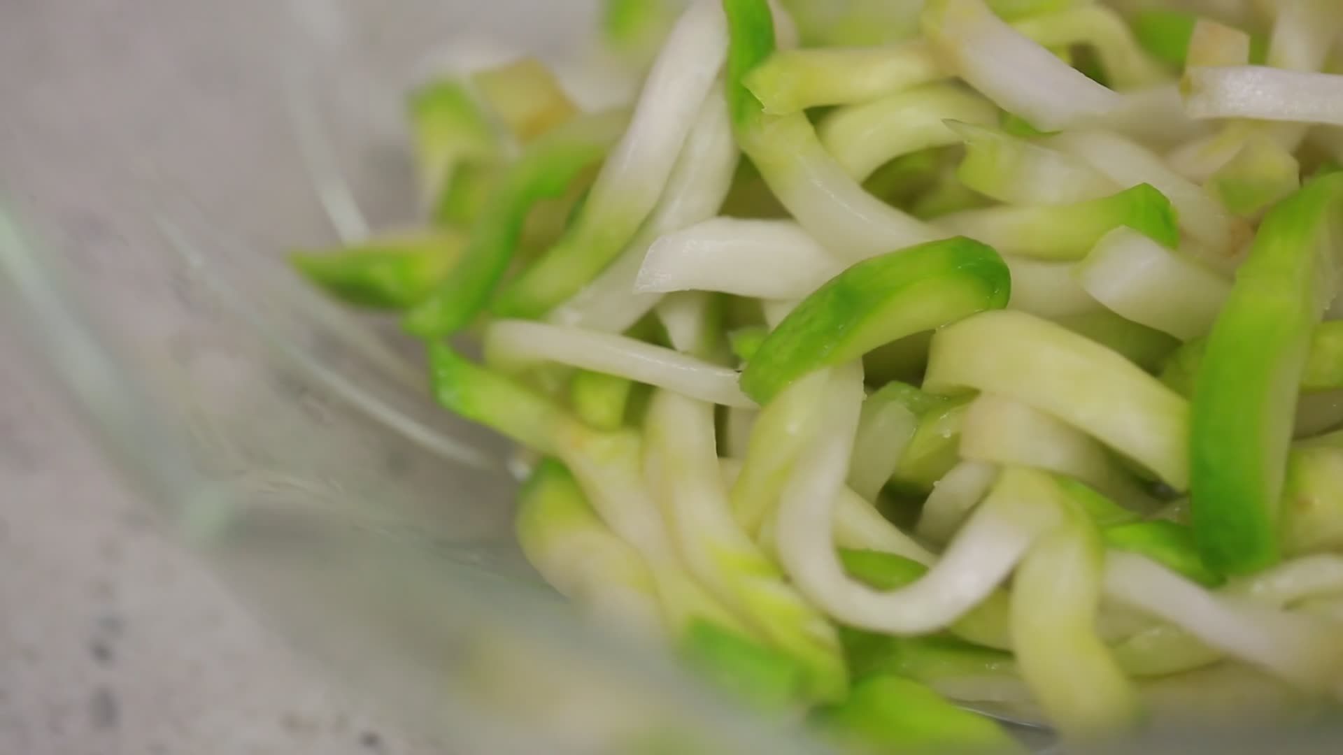 芥菜加盐腌制榨菜视频的预览图
