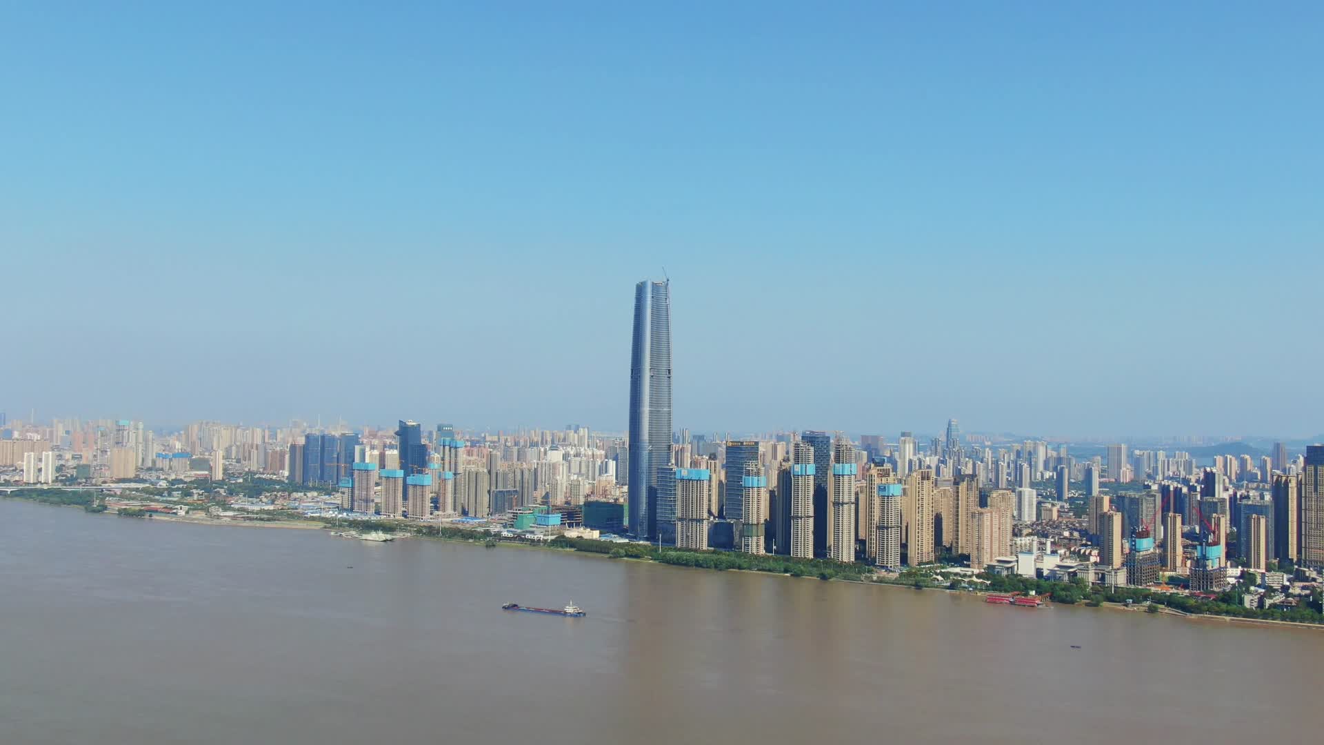 4K航拍武汉武昌江滩第一高楼绿地中心视频的预览图