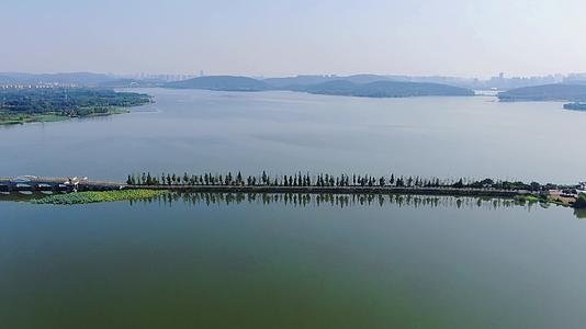 4K航拍武汉东湖5A景区落雁景区清河桥视频的预览图