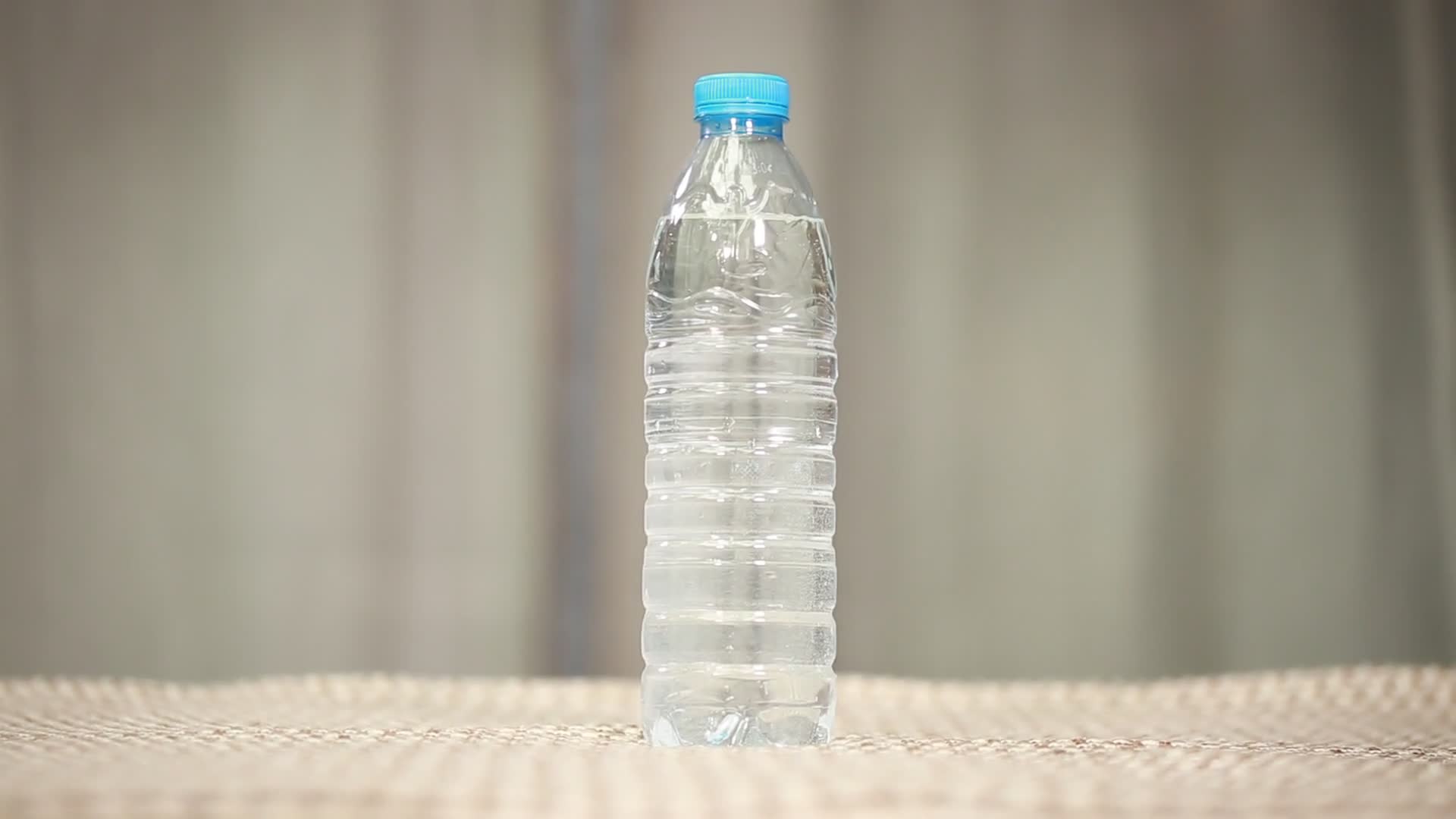 宝特瓶塑料水瓶视频的预览图