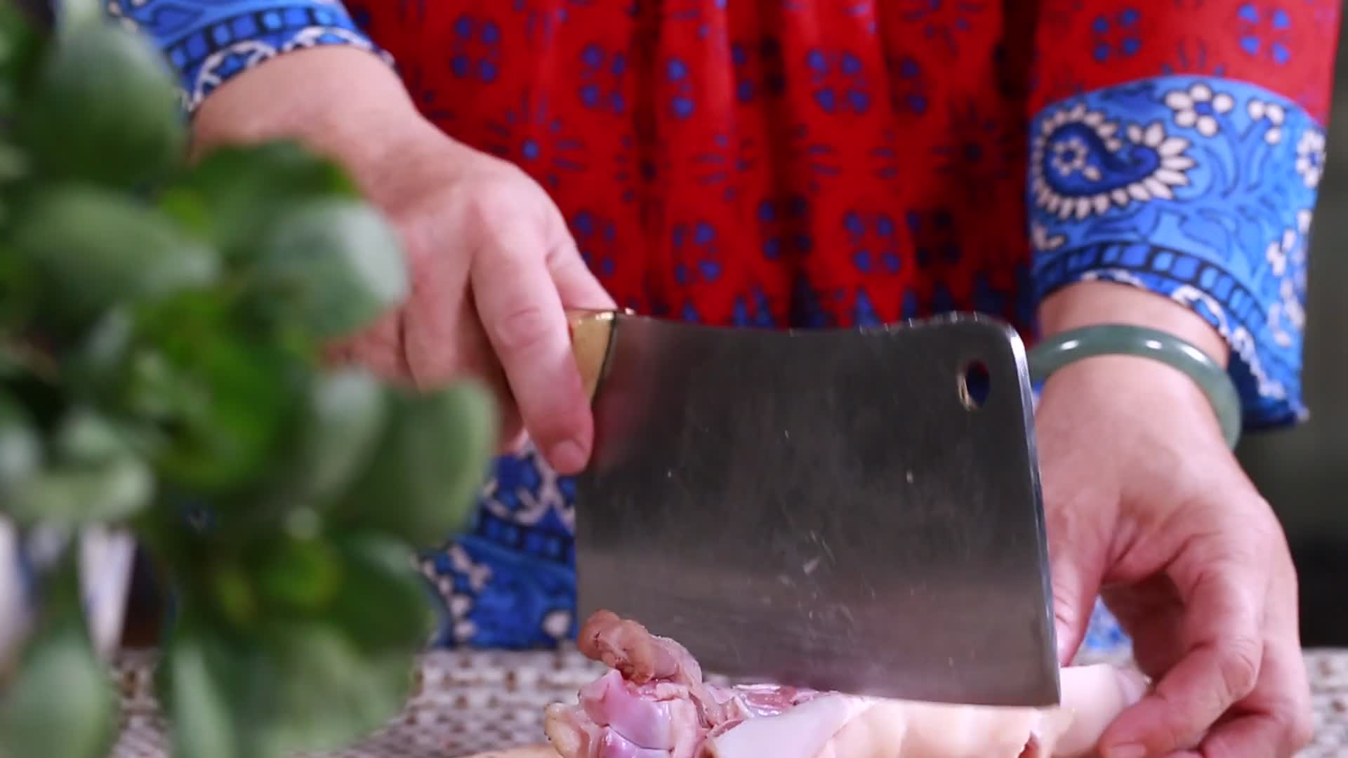 菜刀剁猪蹄拆分猪蹄视频的预览图