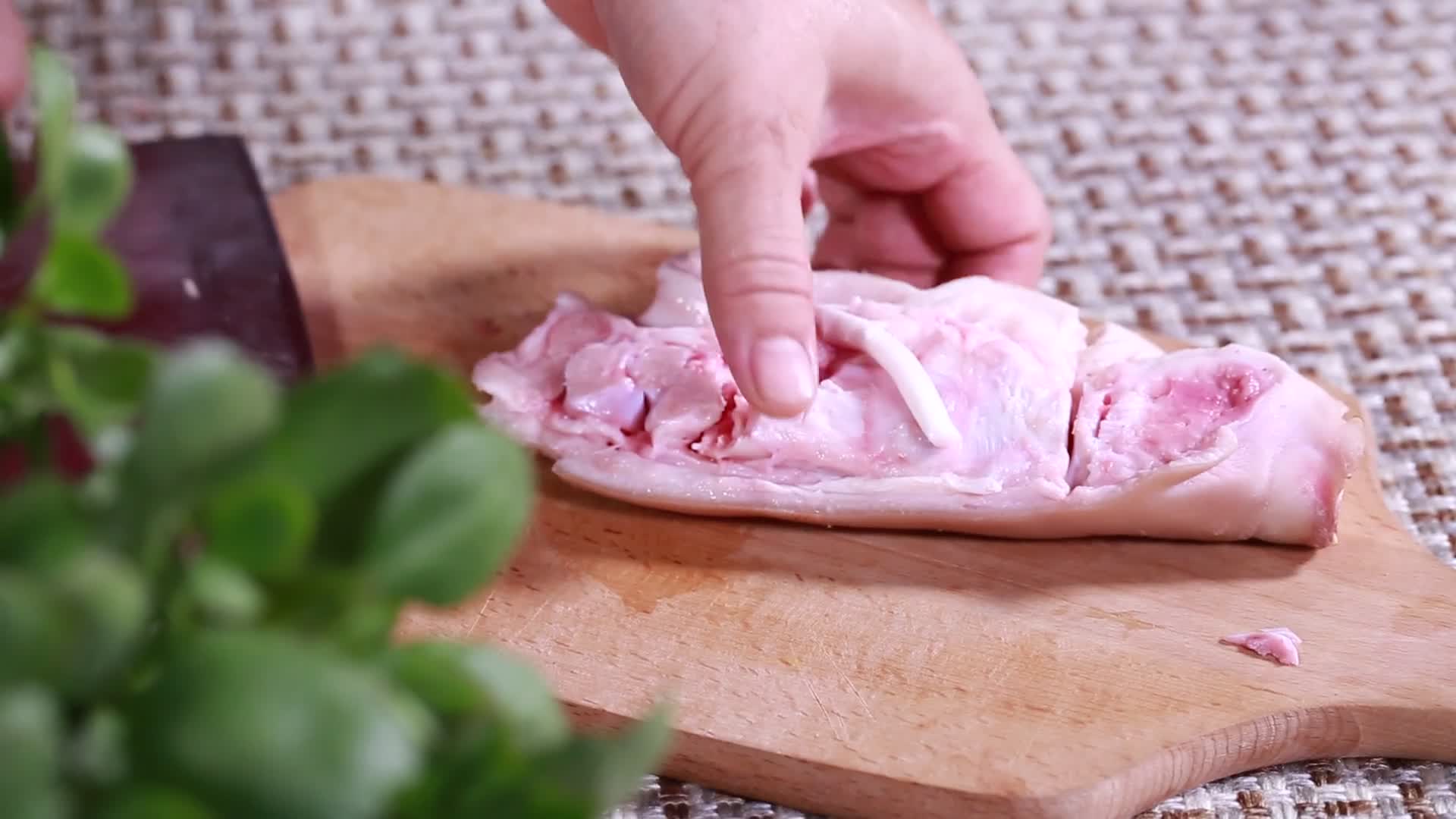 菜刀剁猪蹄拆分猪蹄视频的预览图