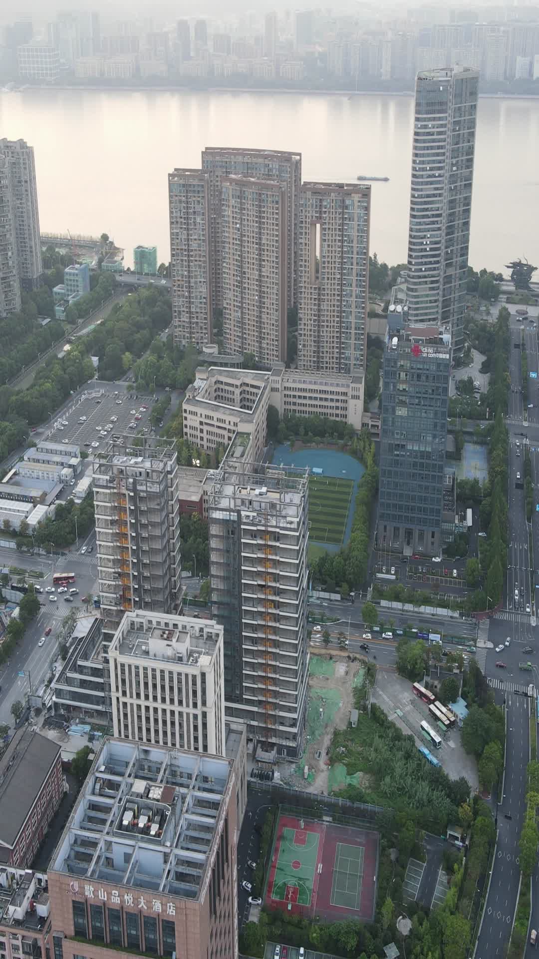 杭州滨江区天街城市4k航拍竖拍视频的预览图