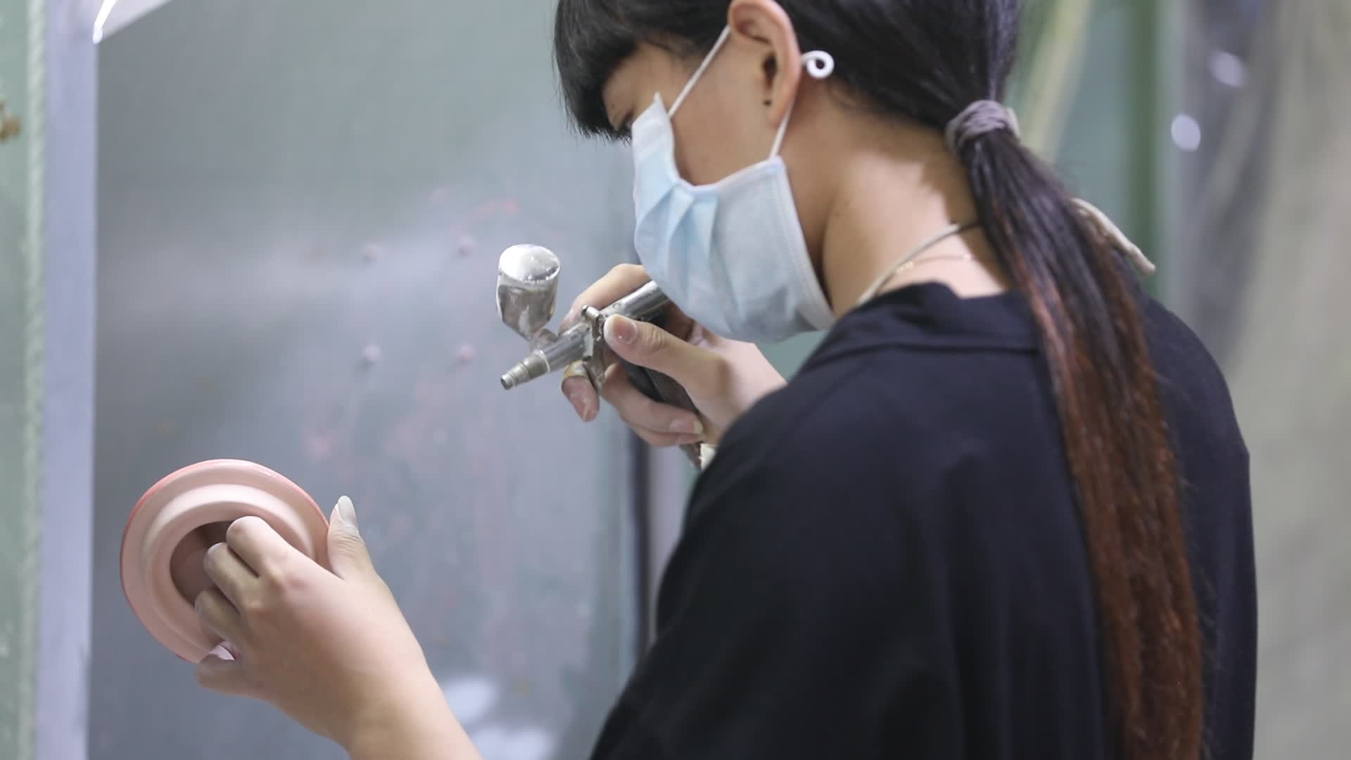 广东陶瓷生产彩绘视频的预览图