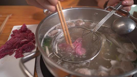 涮牛肉涮肉火锅视频的预览图