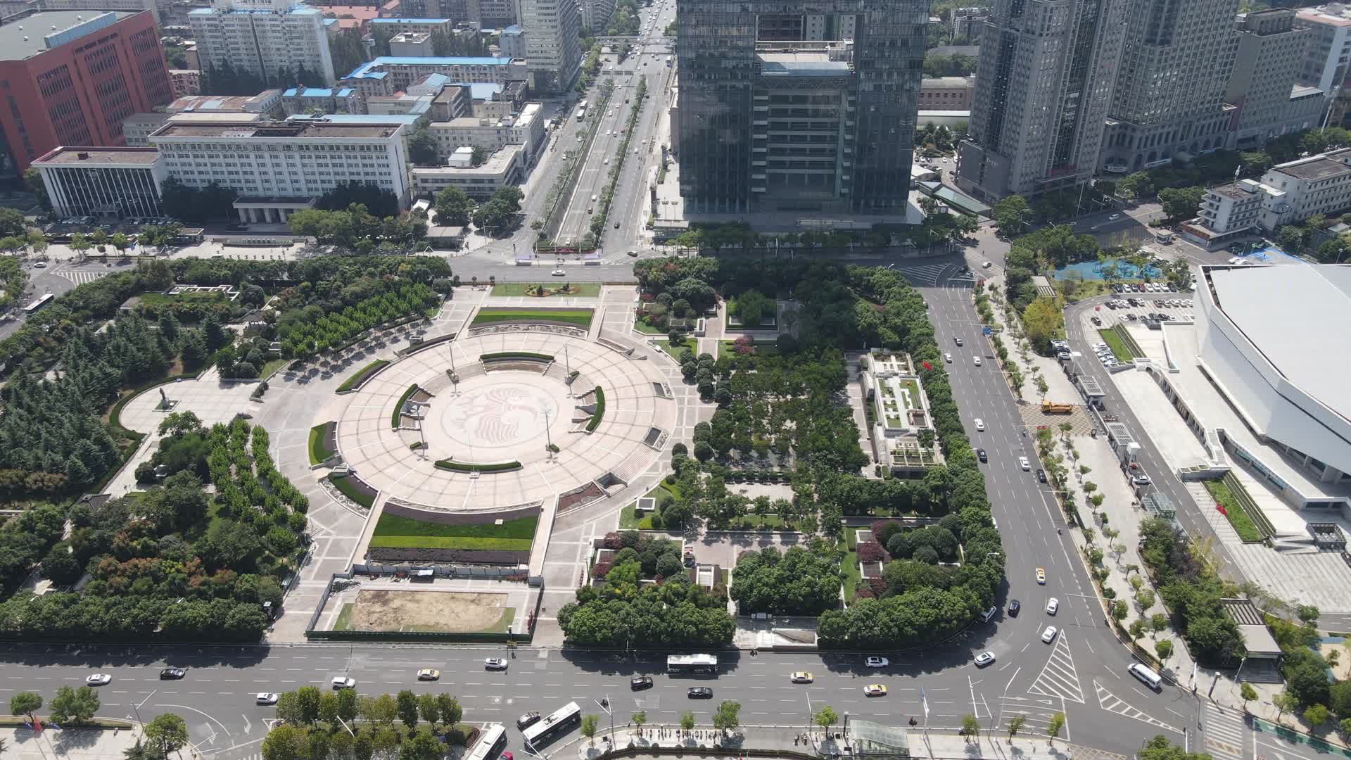 航拍武汉洪山广场地标建筑视频的预览图