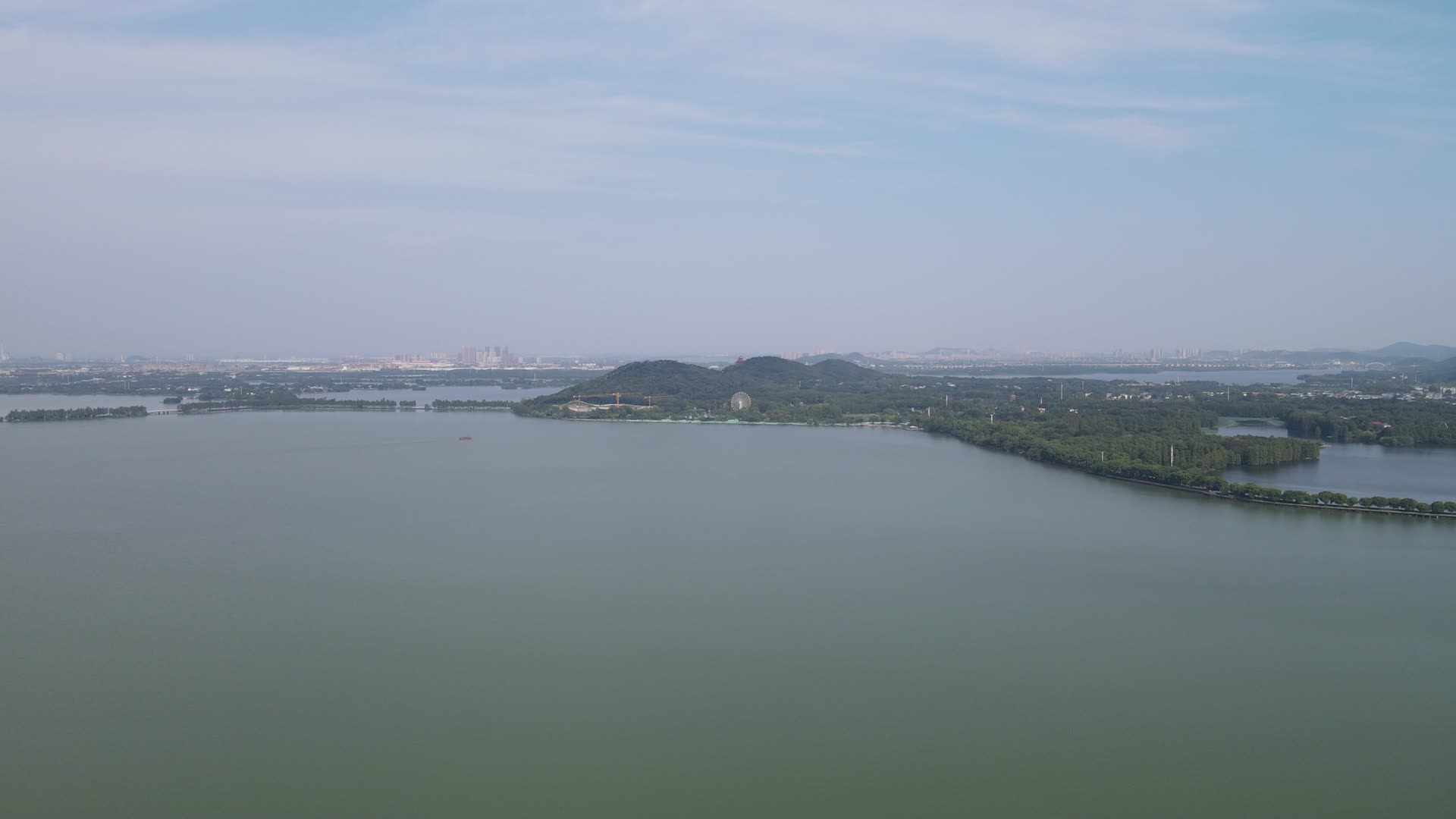 4K航拍湖北武汉东湖旅游景点视频的预览图