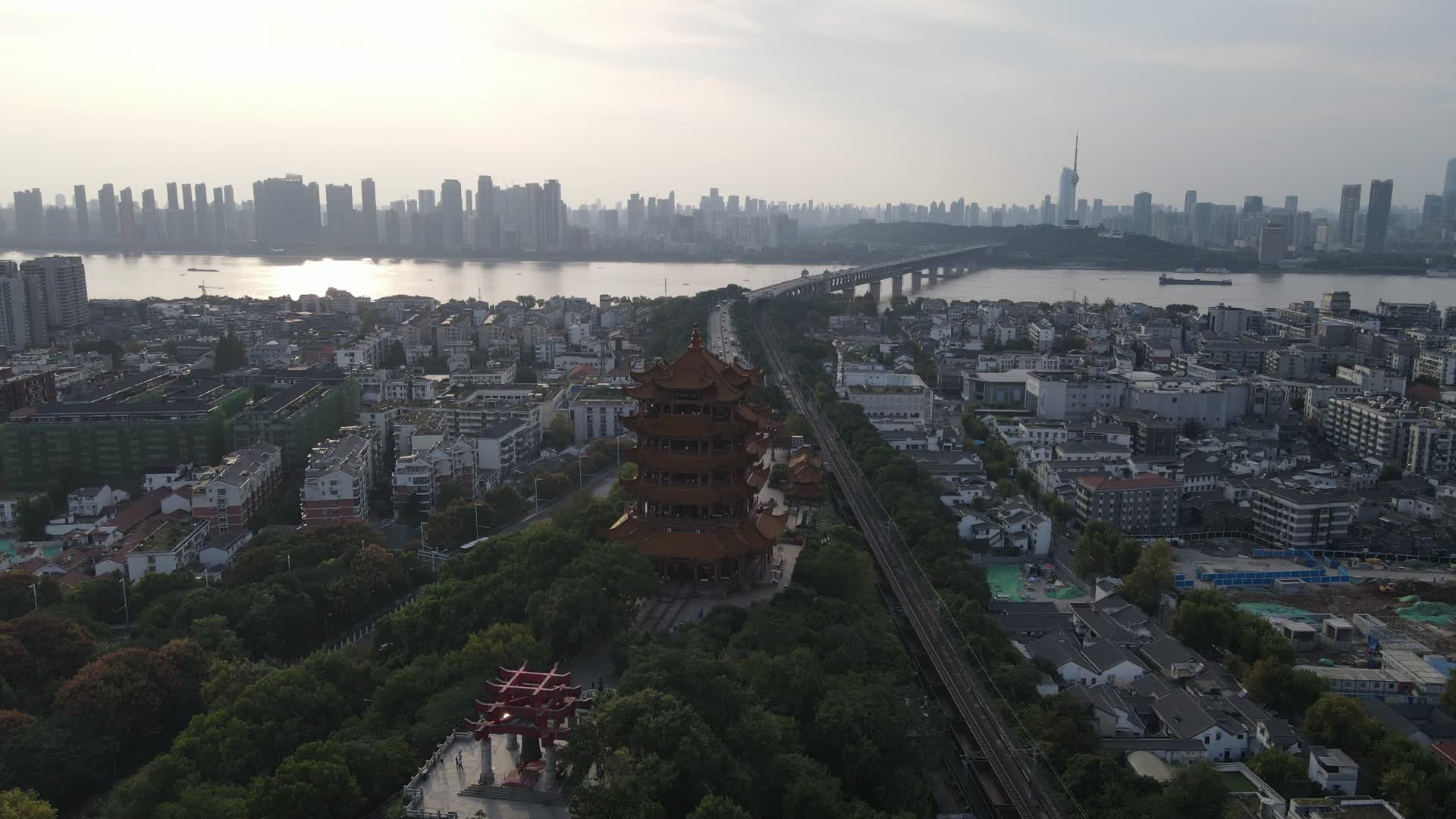 航拍武汉黄鹤楼5A景区视频的预览图