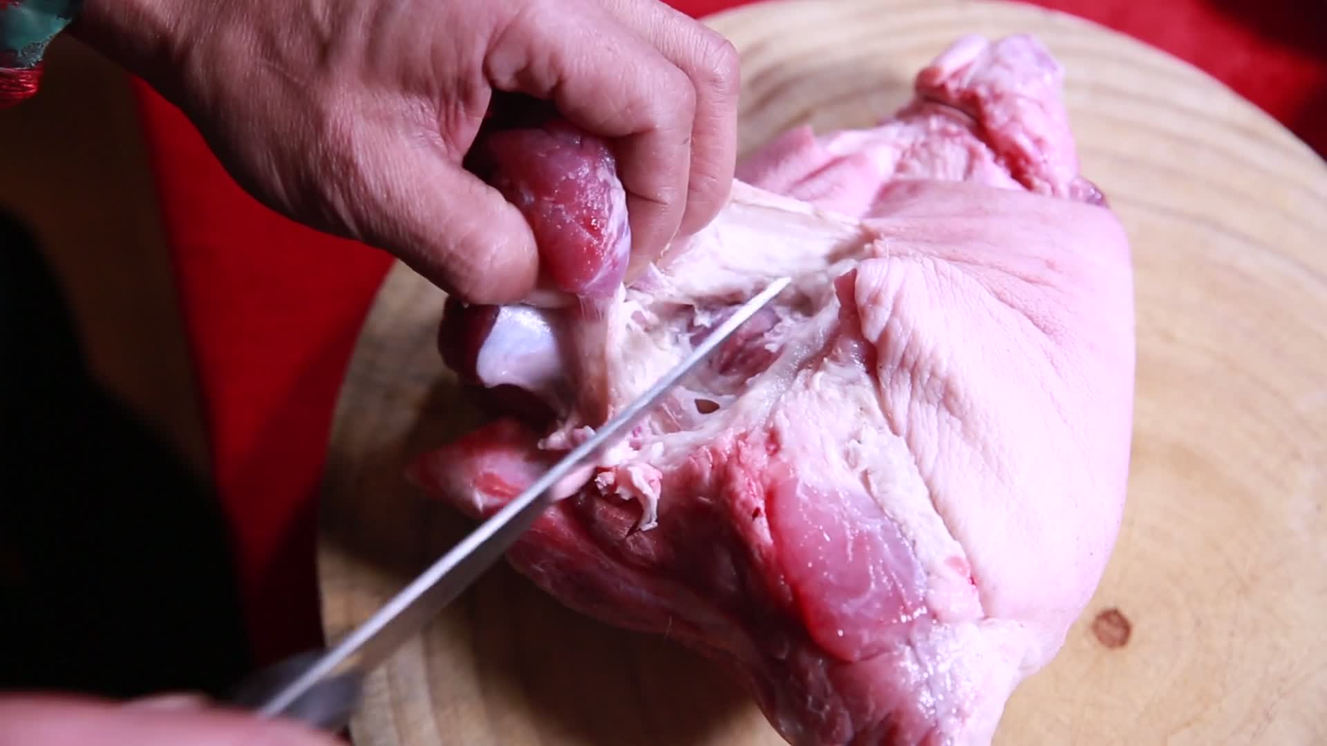 厨师处理猪肘子视频的预览图