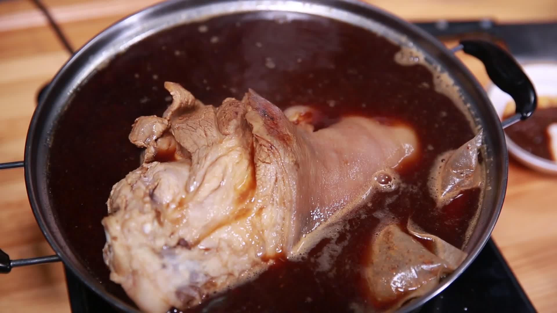 电饭煲炖猪肘子视频的预览图