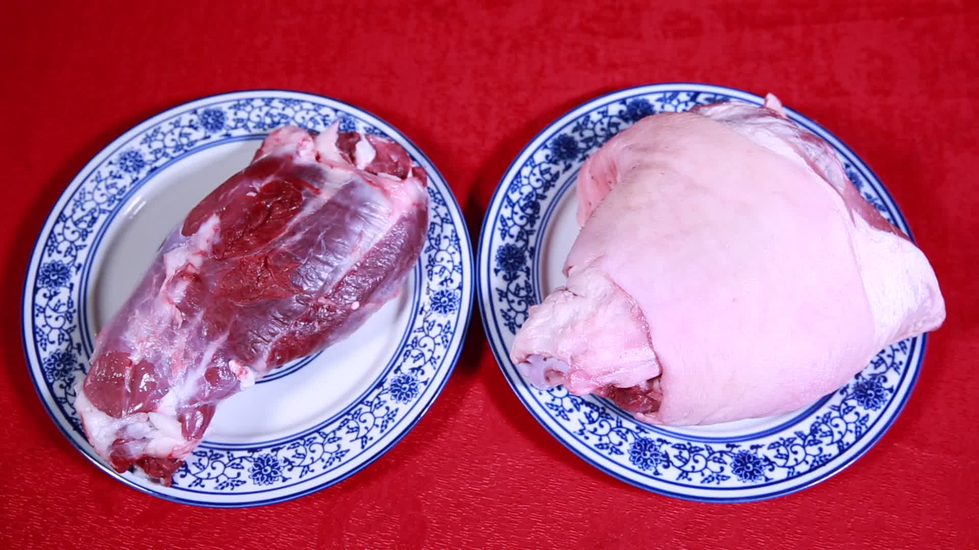 俯拍猪肘子牛腱子两种肉视频的预览图