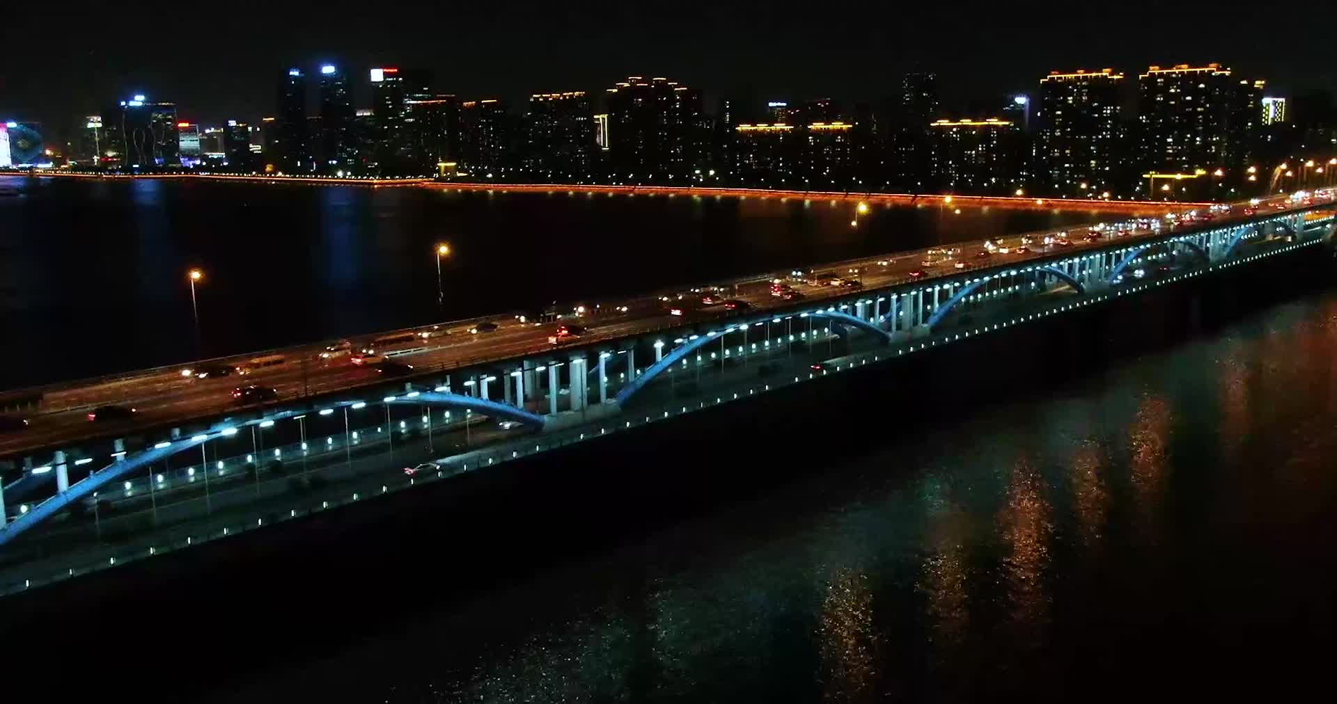 杭州西湖区复兴大桥夜景4K航拍视频视频的预览图