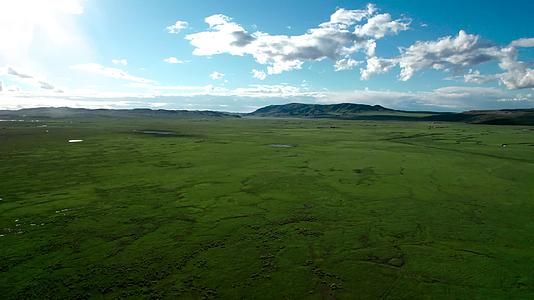 内蒙古草原上散落的河泊下午5k超高清航拍视频视频的预览图