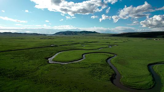 内蒙古草原上蜿蜒的河流下午5k超高清航拍视频视频的预览图