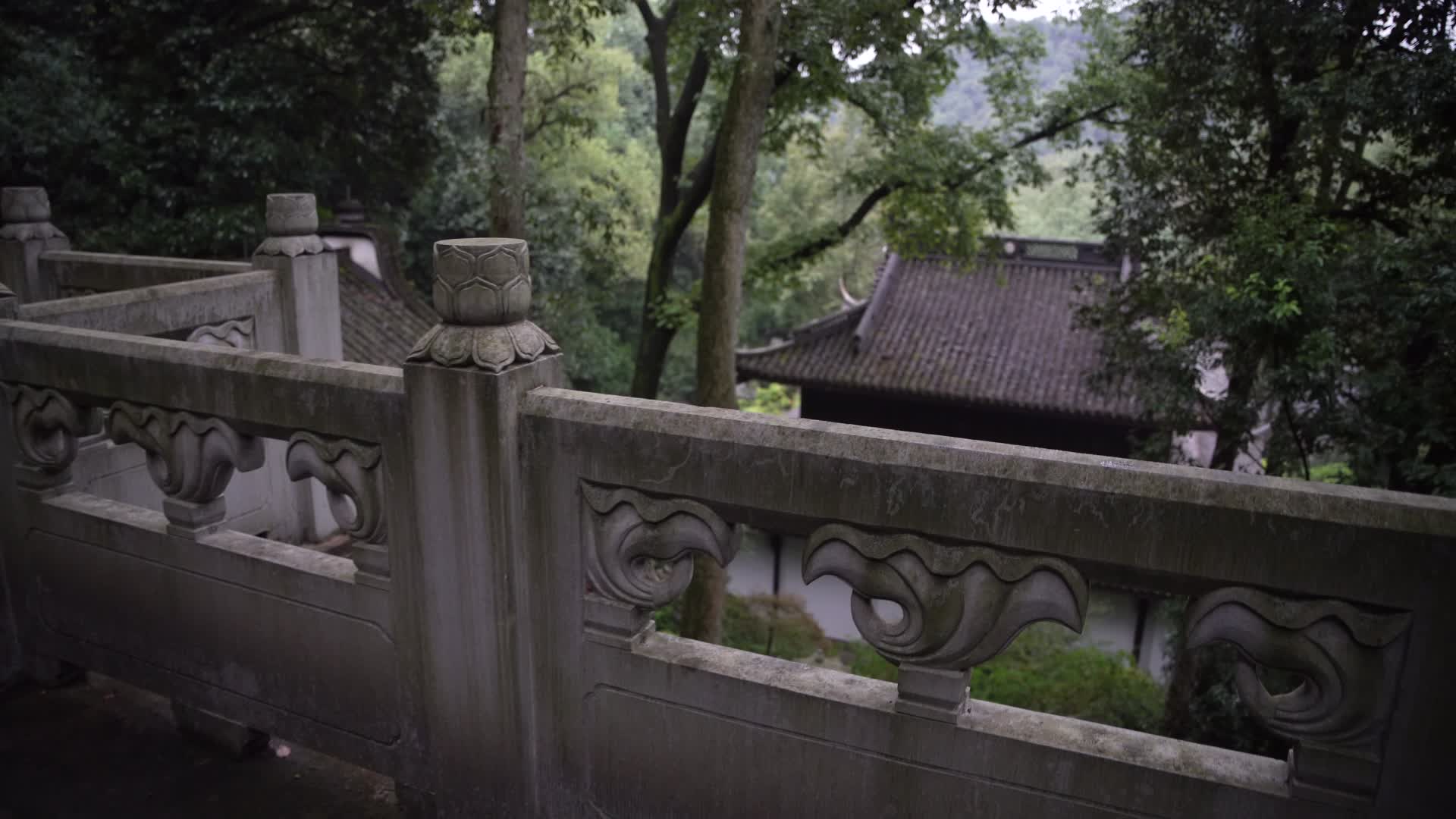 杭州西湖虎跑公园观音殿栏杆装饰4K视频视频的预览图