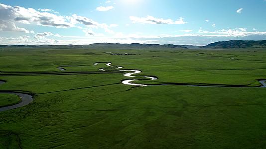 内蒙古草原上蜿蜒的河流下午5k超高清航拍视频视频的预览图