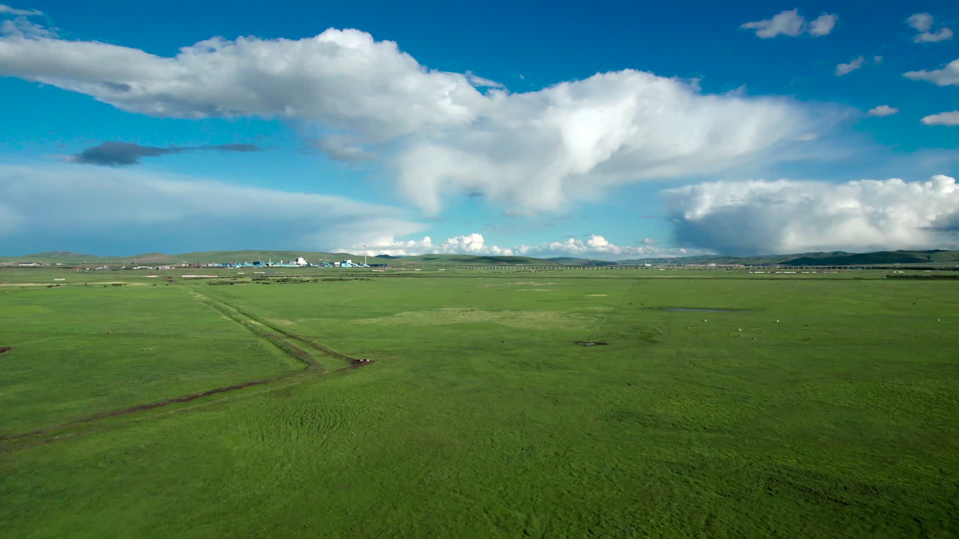 内蒙古草原上的公路铁路大桥和工厂下午5k超高清航拍视频视频的预览图
