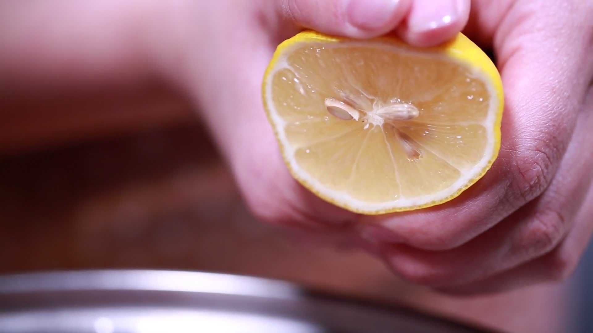 挤柠檬汁视频的预览图