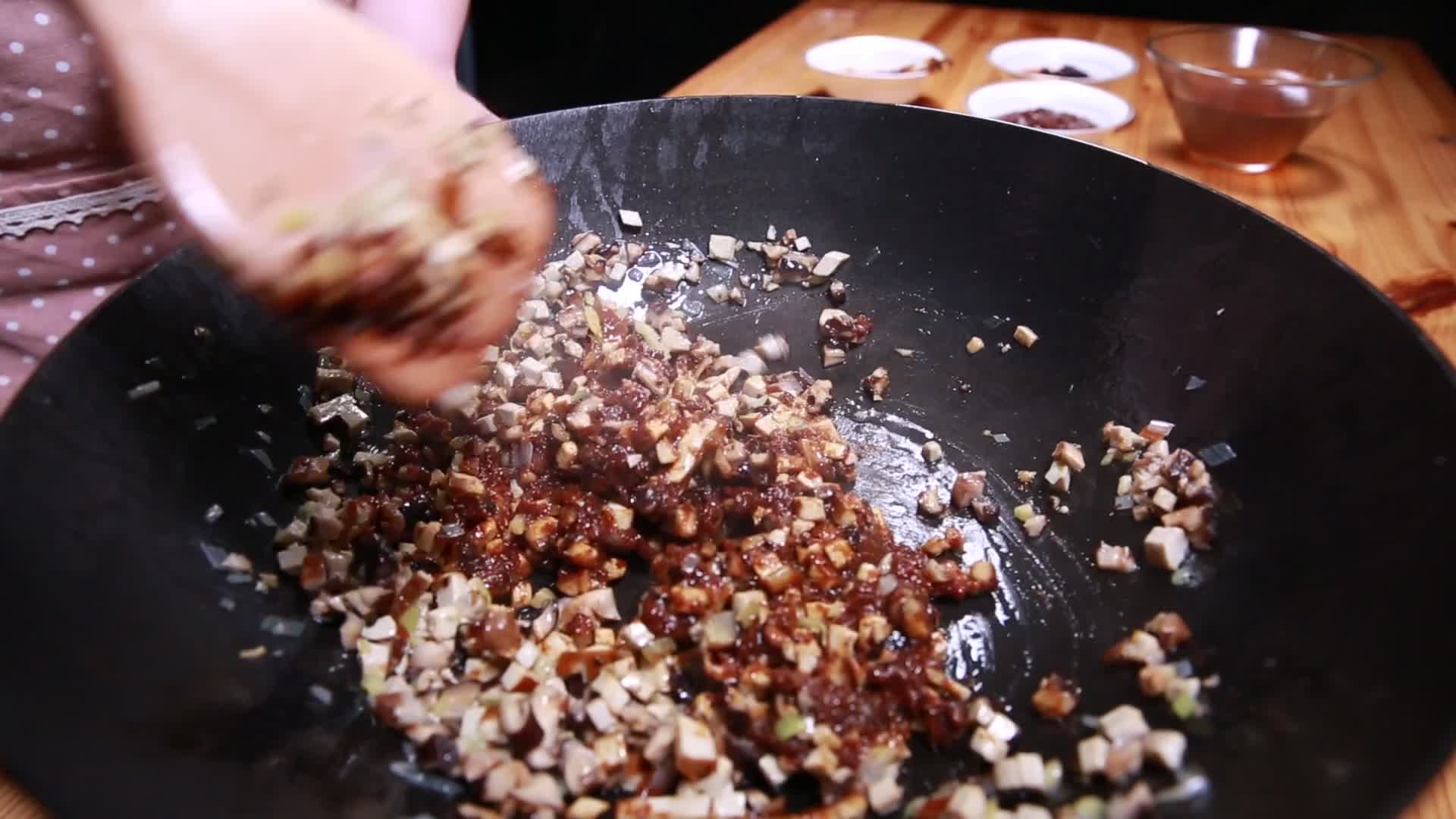 家庭制作香菇肉酱视频的预览图