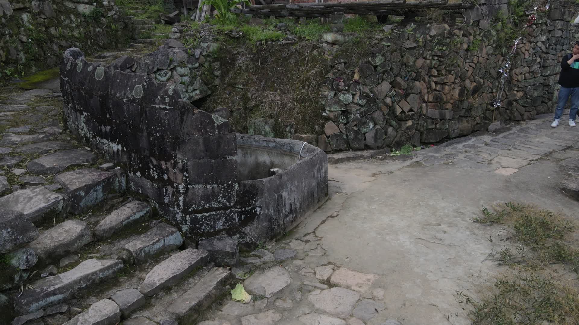 传统村落转角水井航拍视频的预览图