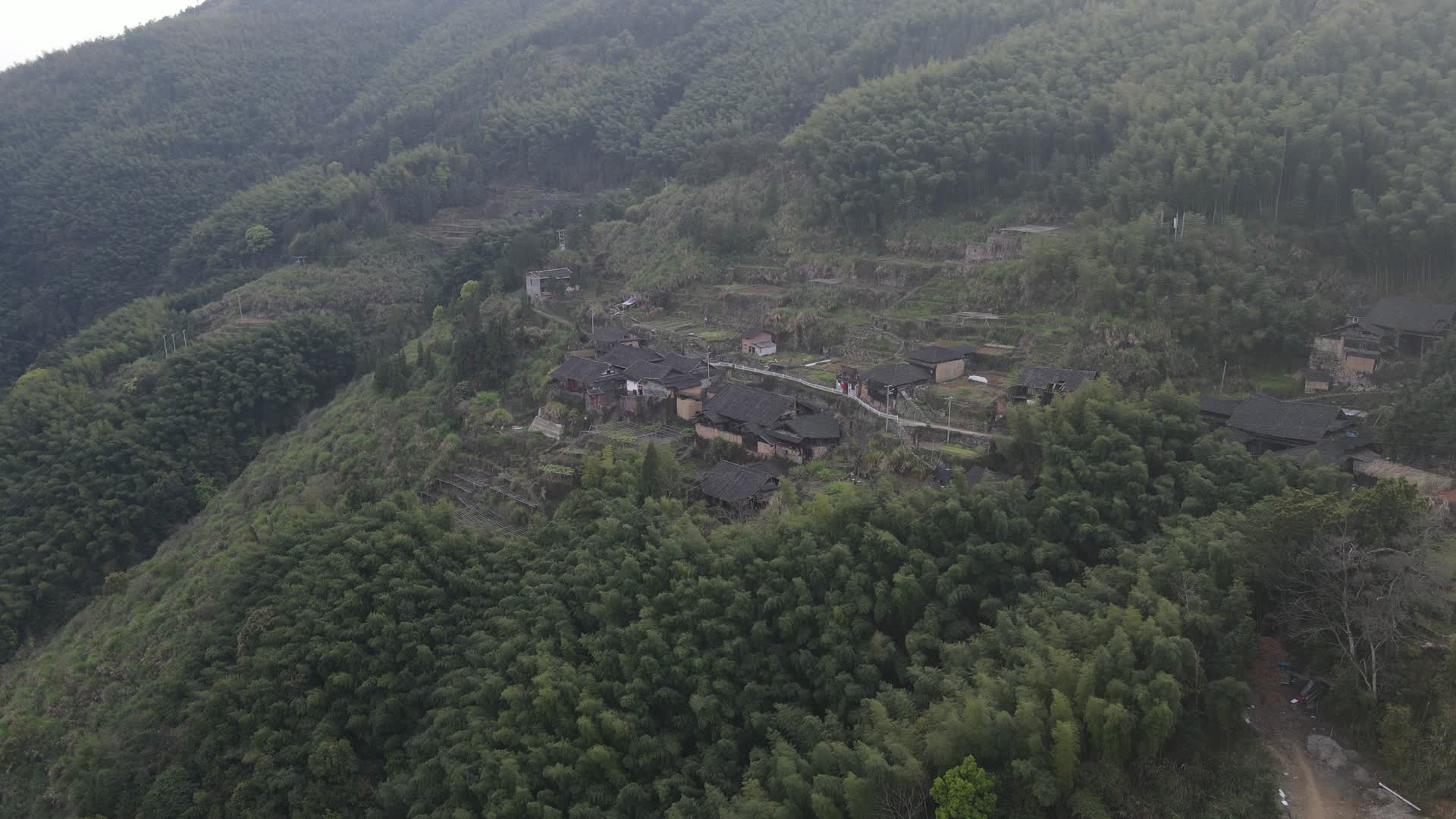 大山里的传统村落生态远景航拍视频的预览图