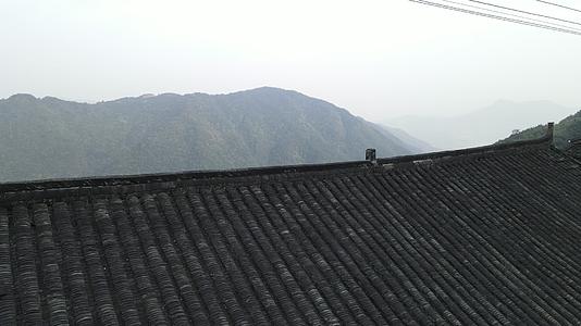 福建传统村落屋檐后的大山航拍视频的预览图