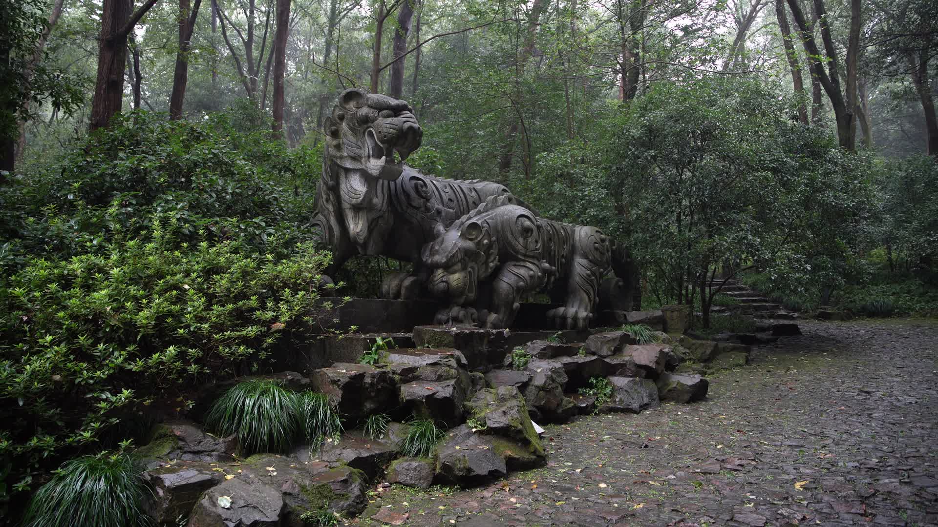 杭州西湖虎跑公园虎跑雕像4K视频视频的预览图