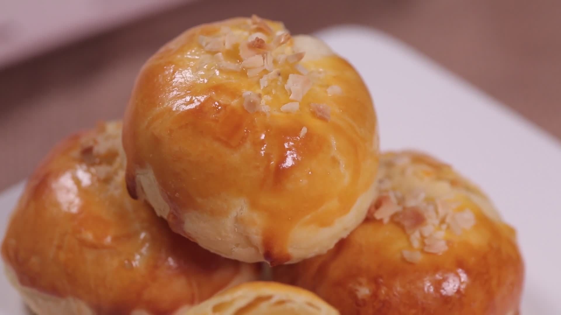 中式糕点蛋黄酥视频的预览图