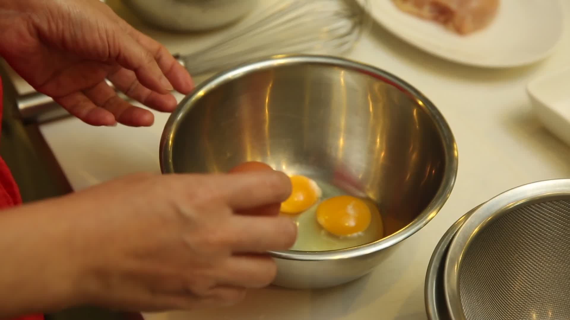 厨师磕鸡蛋打鸡蛋视频的预览图
