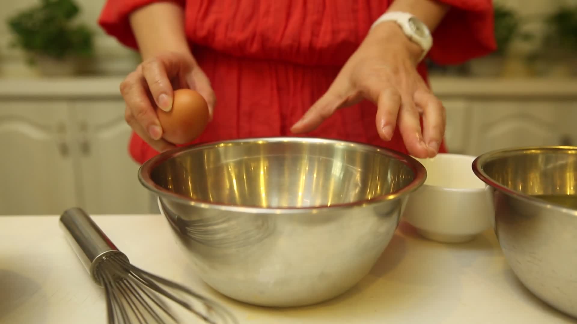 打蛋器搅拌鸡蛋液视频的预览图