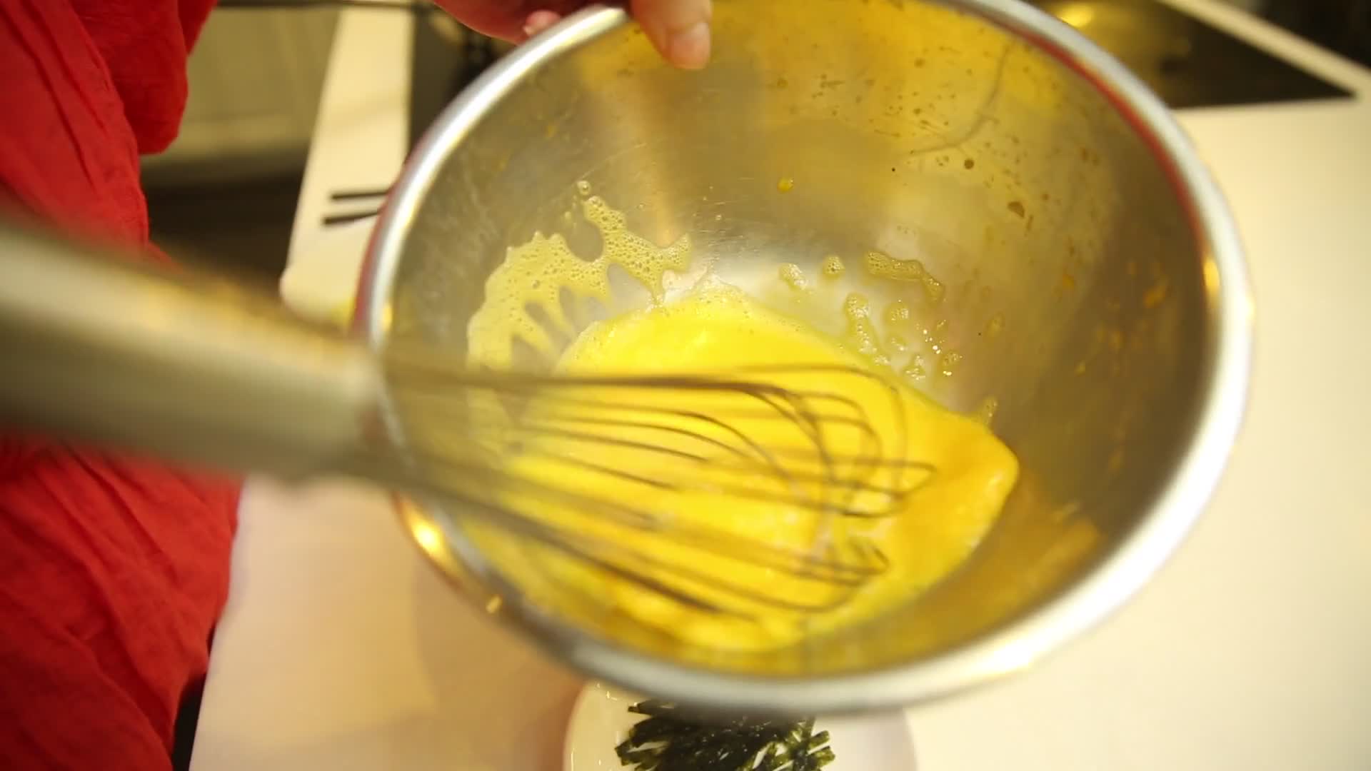 专业厨师打鸡蛋视频的预览图