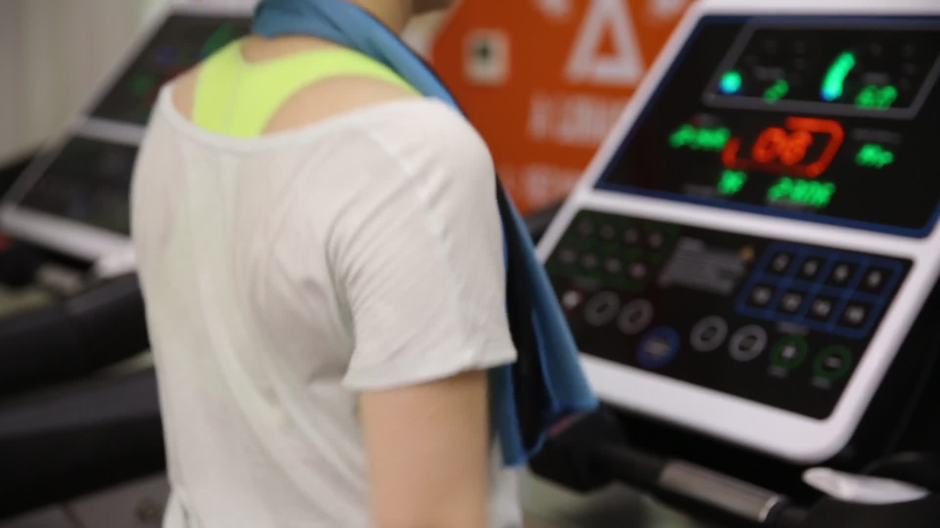 健身房跑步机上跑步视频的预览图