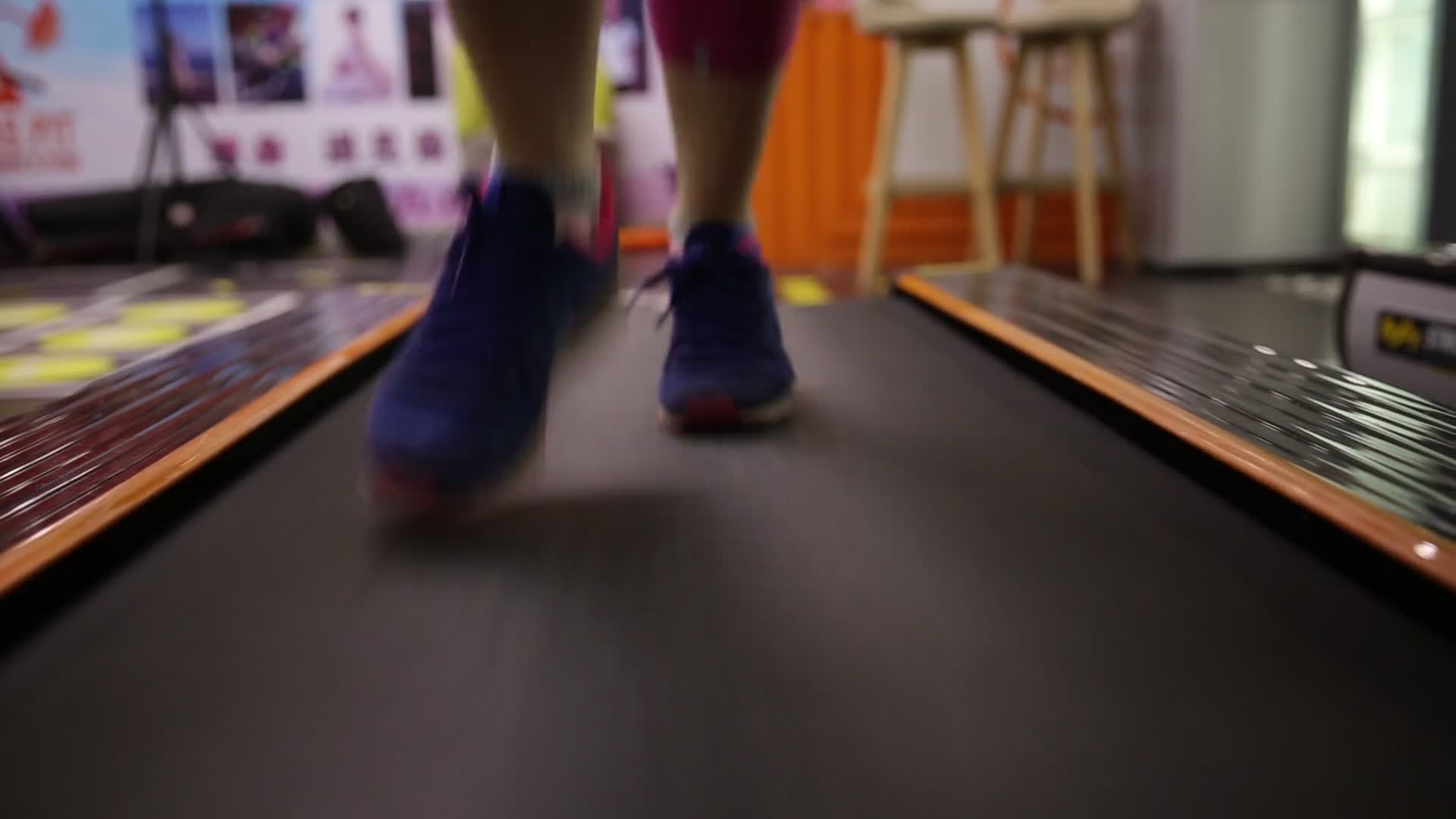 女孩在健身房慢跑视频的预览图