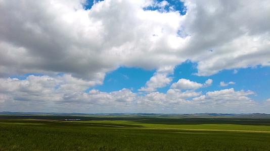 云层下美丽千里草原内蒙古锡林郭勒5k超高清航拍视频视频的预览图