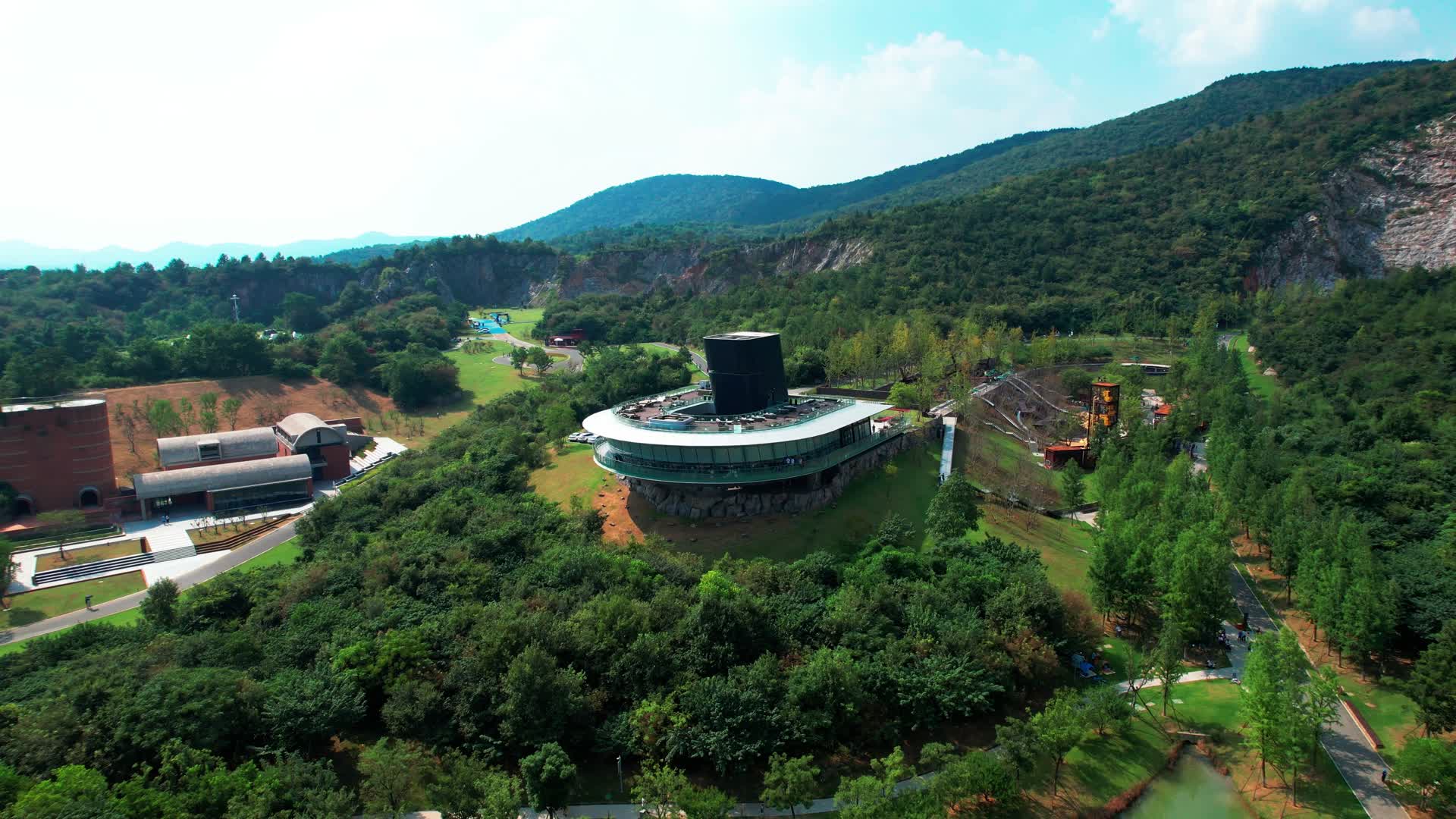 4k航拍南京汤山矿坑公园视频的预览图