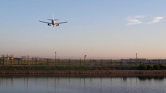 虹桥机场后拍飞机起飞降落4K视频的预览图