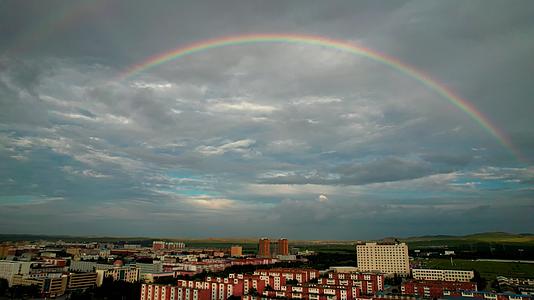 风雨后城市上空出现的彩虹午后5k超高清航拍视频视频的预览图