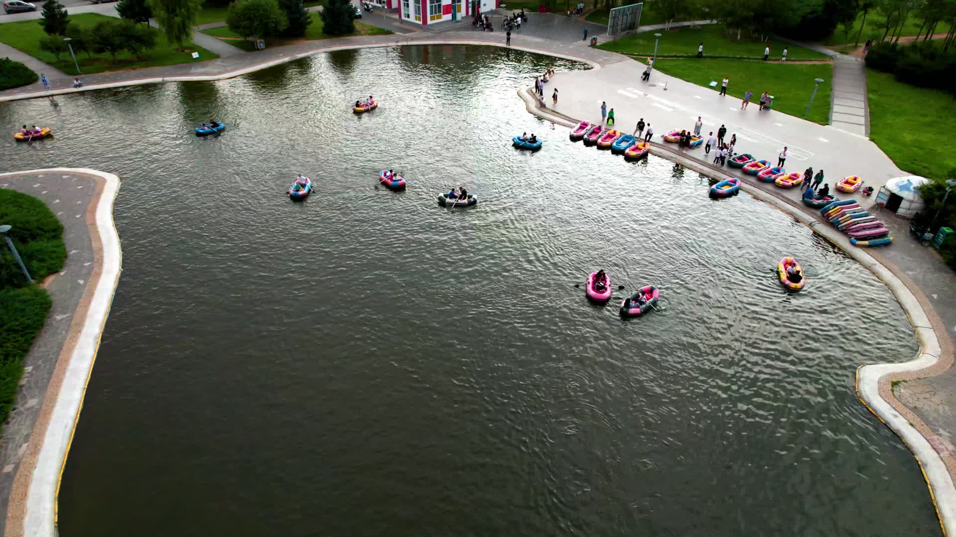 锡林浩特市的水上乐园划船橡皮艇午后5k超高清航拍视频视频的预览图