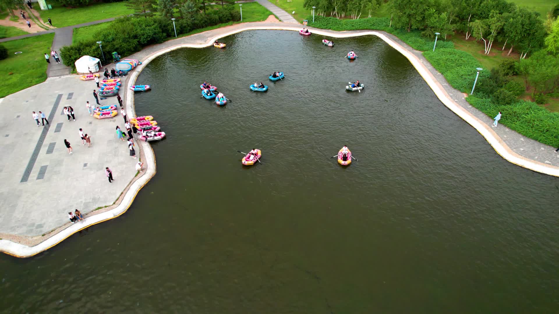 锡林浩特市的水上乐园划船橡皮艇午后5k超高清航拍视频视频的预览图