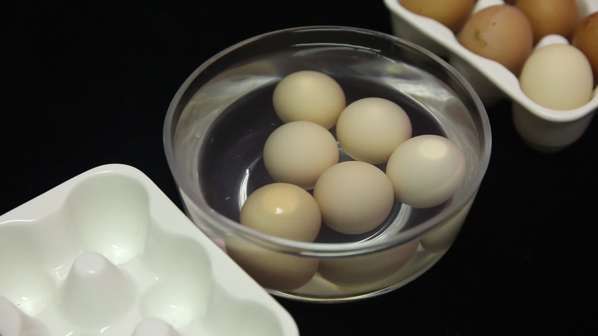 用水清洗鸡蛋壳视频的预览图